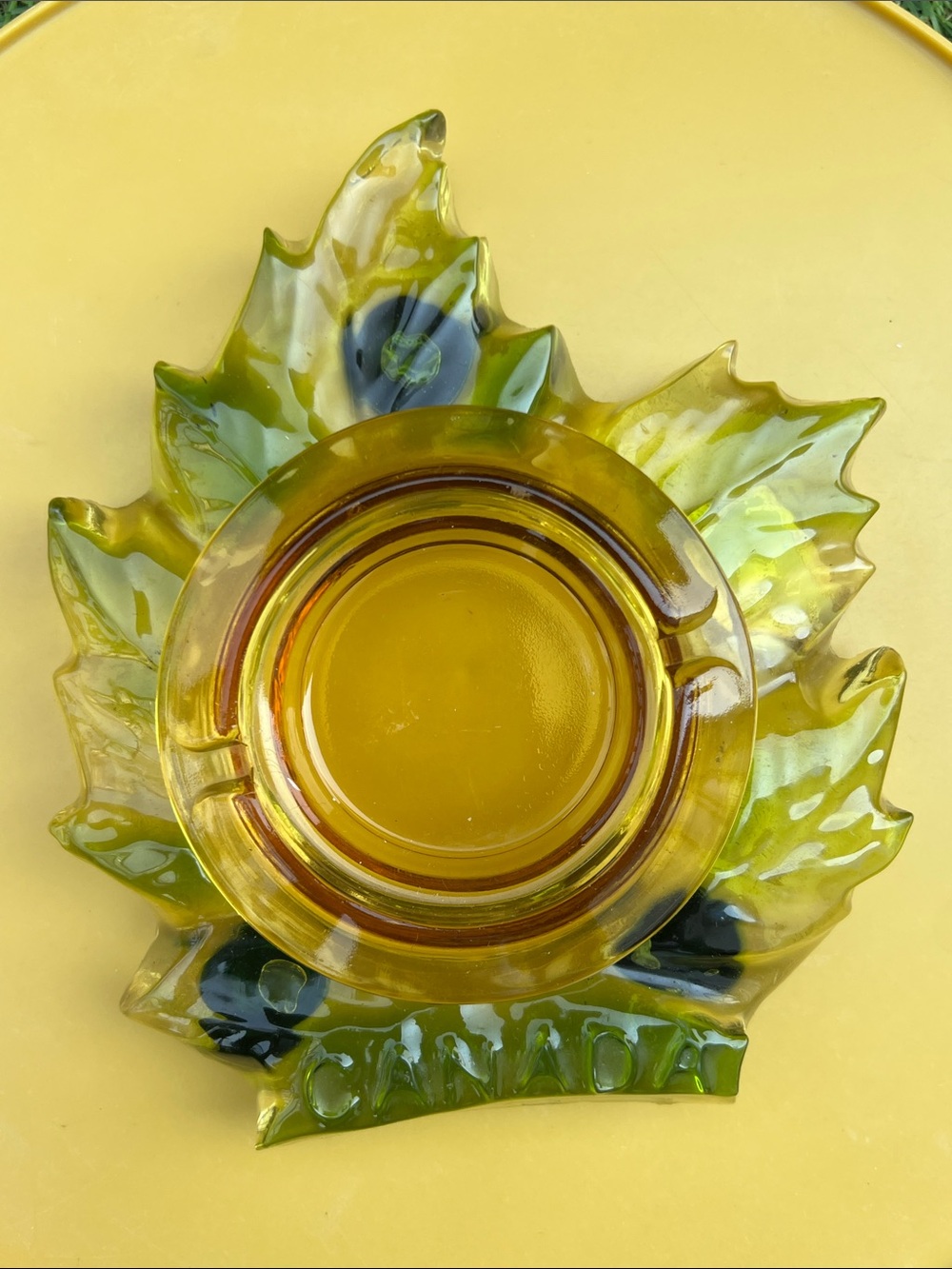 VINTAGE 60s Lucite "Wondermold" maple leaf ashtray holder manufactured in Canada